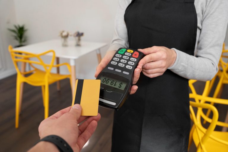 Pessoa fazendo pagamento com maquininha de cartão.